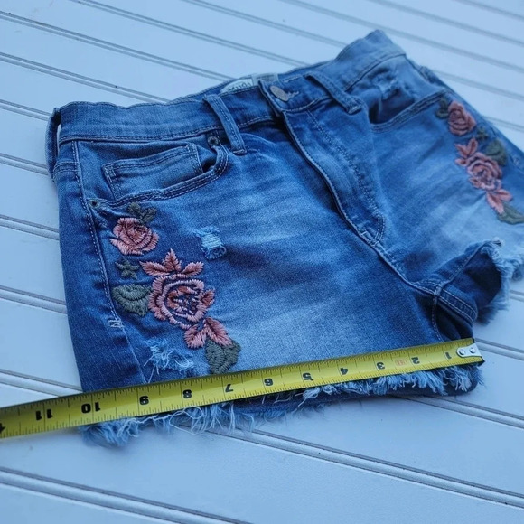 Mudd Shorts FLX Stretch Size 5 High Rise Shortie Denim Rose Embroidered Raw Edge - Picture 7 of 7